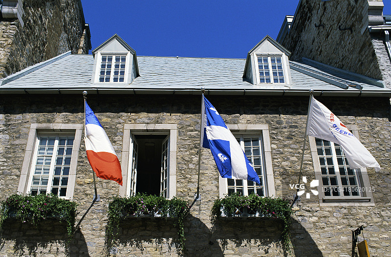 加拿大魁北克市的带旗帜建筑图片素材