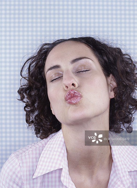年轻女人飞吻图片素材