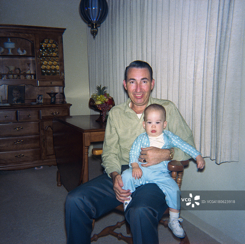 父亲和儿子在家中图片素材