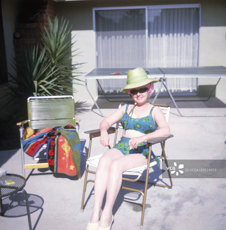 躺椅上放松的日光浴者图片素材