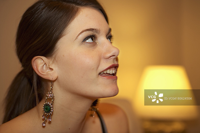 年轻的深发女子图片素材