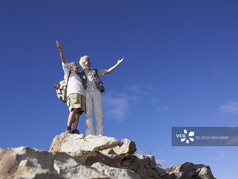 年长的夫妇在山顶上图片素材