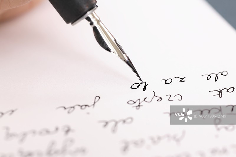 钢笔在纸上书写的特写图片素材
