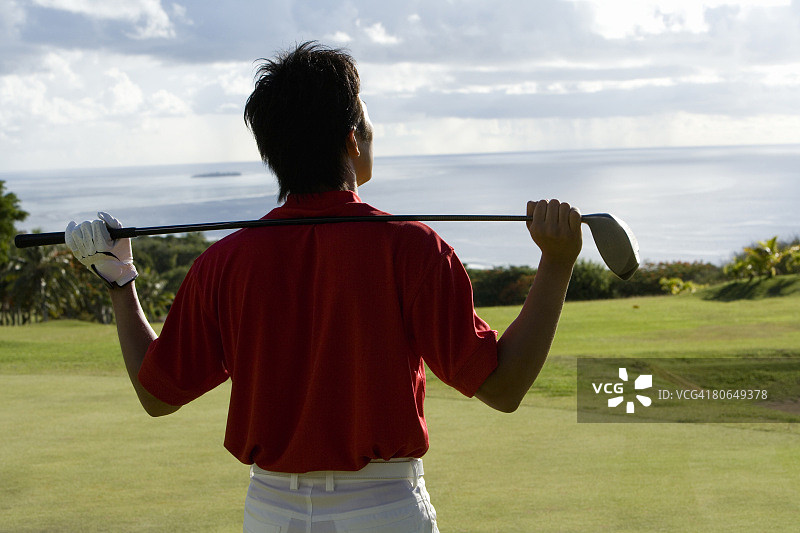 肩扛高尔夫球杆的男人图片素材