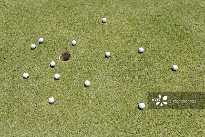 绿色草地上的高尔夫球图片素材