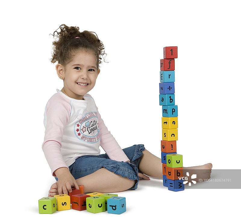 女孩玩塑料积木，肖像照图片素材