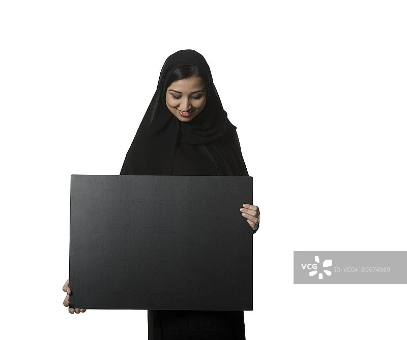 年轻女人手持空白标语牌图片素材