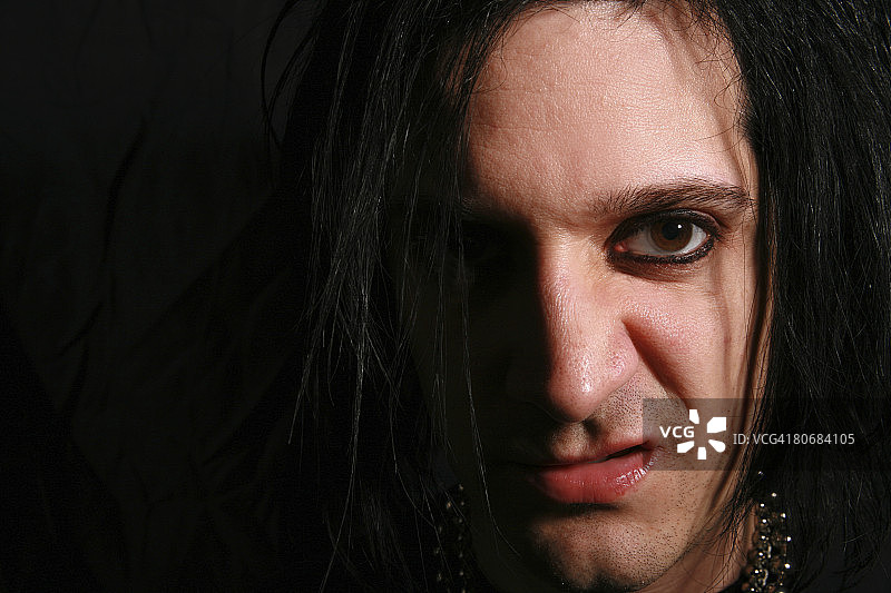 脸上带着冷笑的哥特风格男人图片素材
