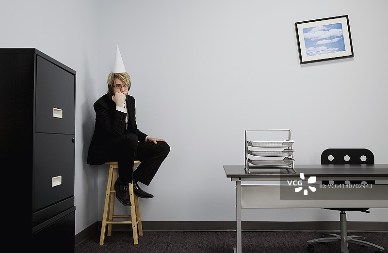 戴着呆子帽的商人图片素材