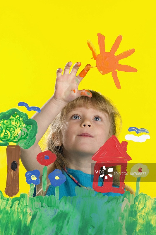 在玻璃上绘画的女孩图片素材