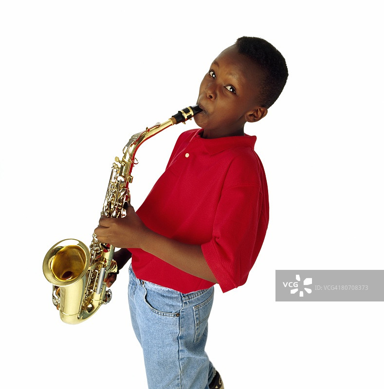 男孩吹萨克斯管图片素材