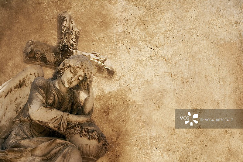 手持十字架的天使图片素材