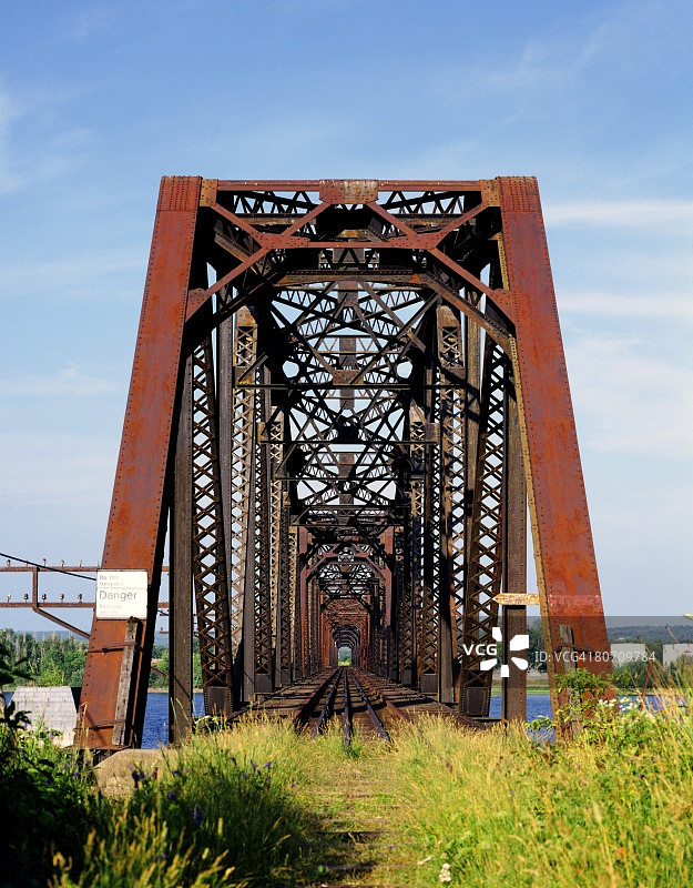 废弃的铁路桥图片素材