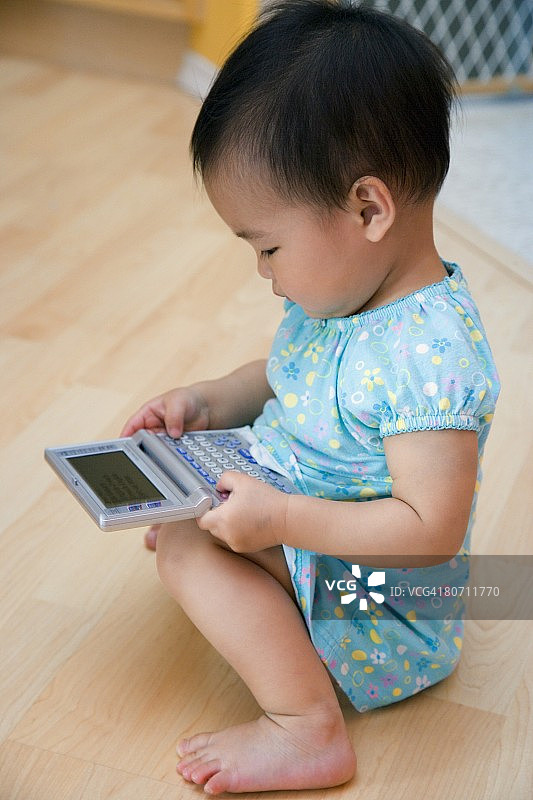 孩子玩迷你电脑图片素材