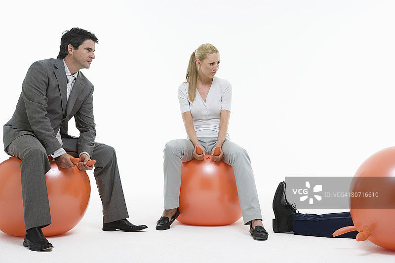 商人和女人在健身球上图片素材