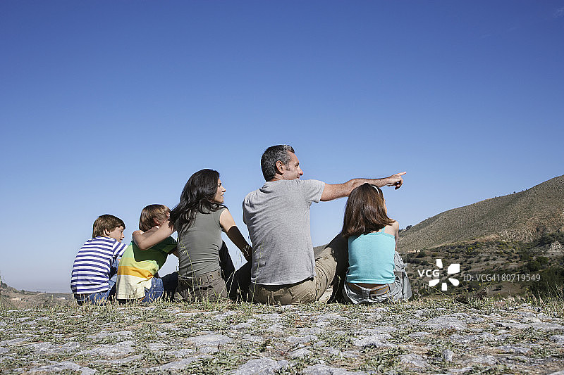 一家人在山脉中休息图片素材