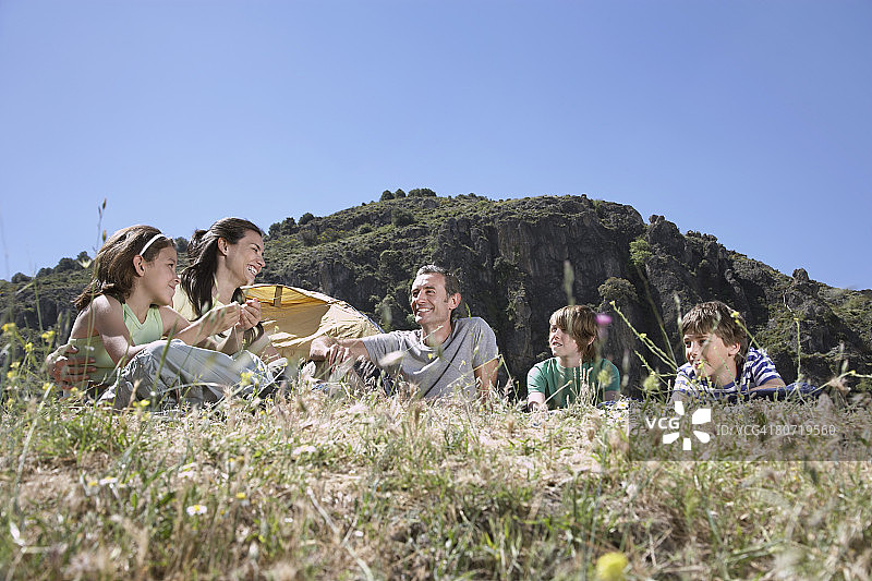在草地上家庭露营图片素材