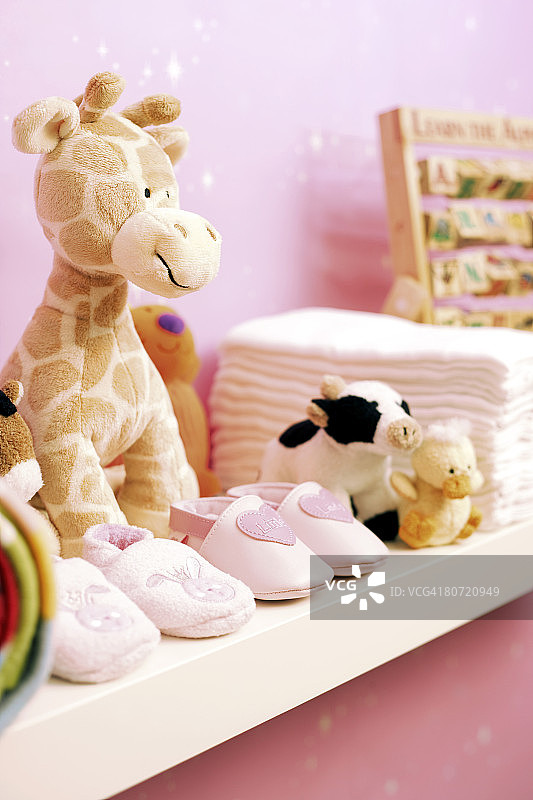 婴儿房货架上的毛绒玩具鞋和尿布图片素材