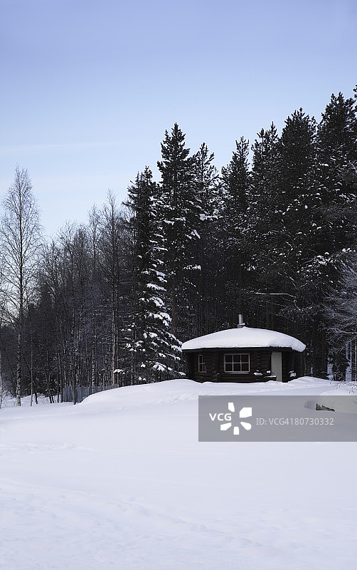 传统的芬兰原木小屋式桑拿房图片素材