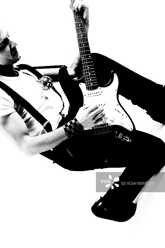 弹吉他的年轻男人（黑白高对比度，中段）图片素材