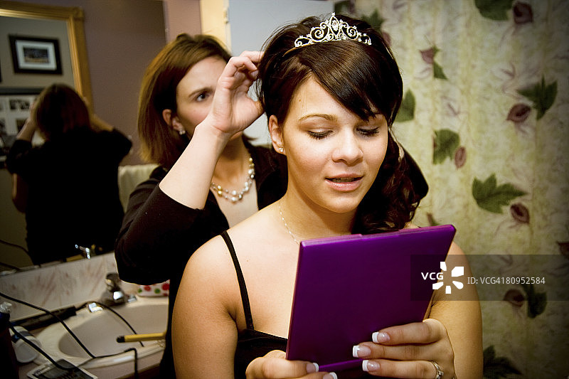 两个女人戴头饰图片素材