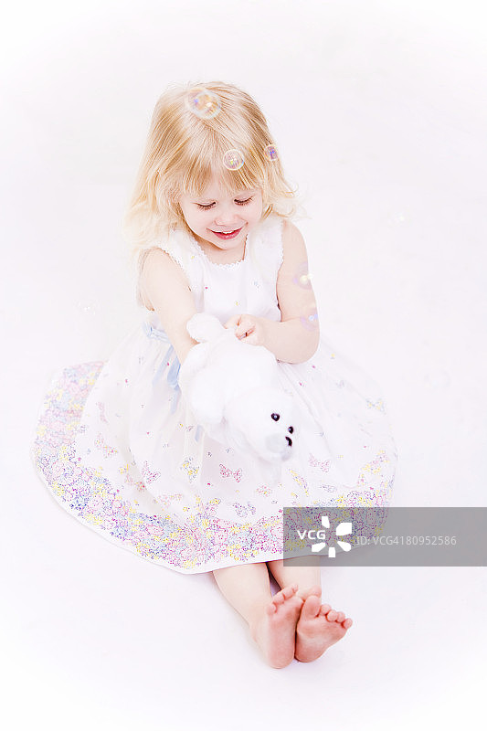 小女孩玩偶吹泡泡图片素材