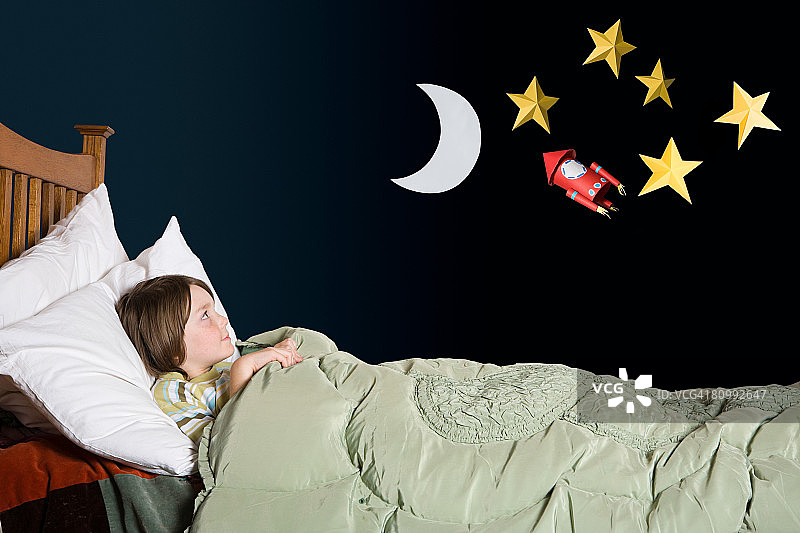 男孩在做白日梦图片素材