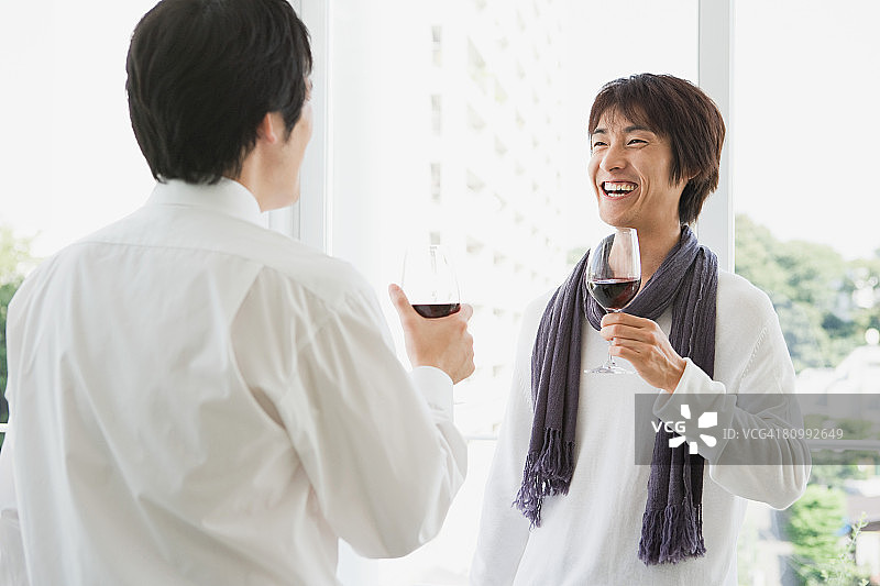 男士品尝葡萄酒图片素材
