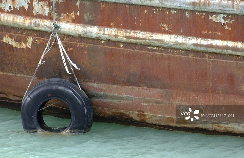 水中的旧船图片素材