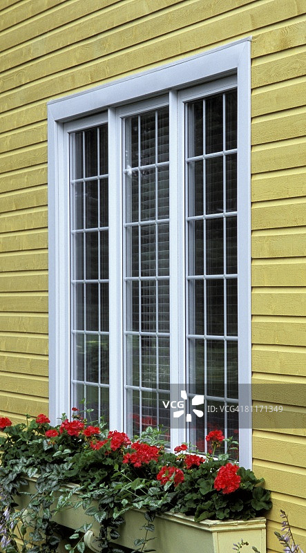 窗户外观和窗台花箱图片素材