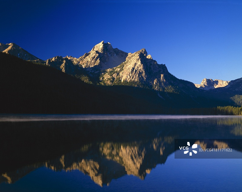 锯齿山脉的清晨图片素材