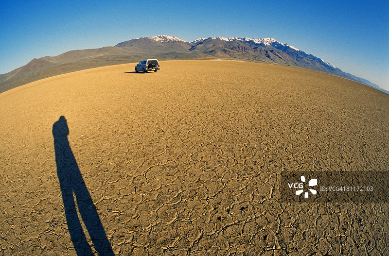 在阿尔沃德沙漠斯廷斯山脉的卡车图片素材