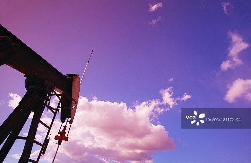 天空下的油泵局部图片素材