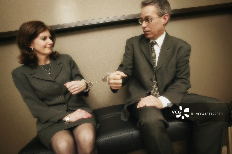 戴手铐的商务情侣图片素材