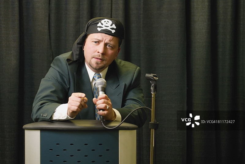 戴着海盗头饰的商人图片素材