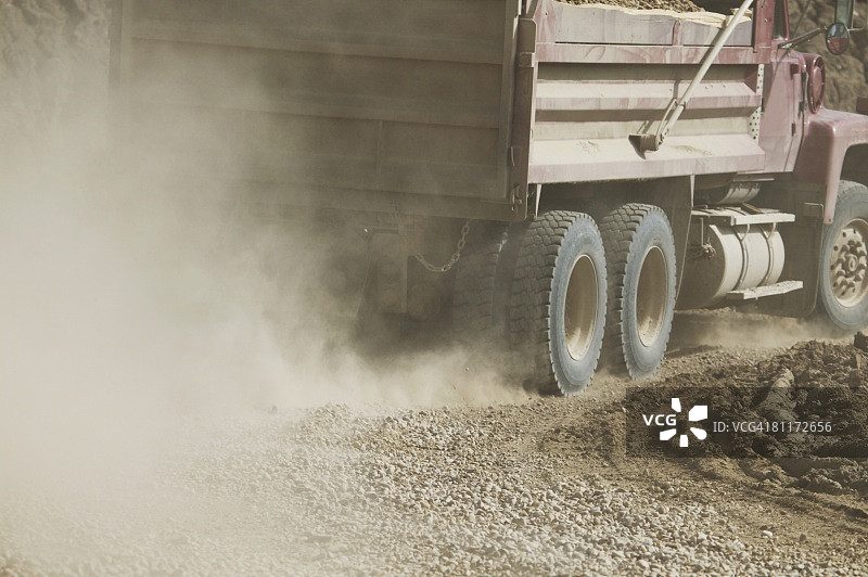 卡车运输砾石图片素材