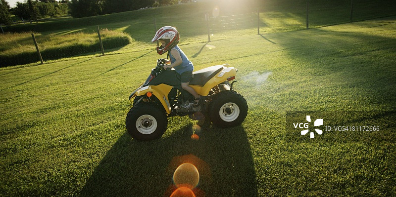 儿童骑迷你四轮摩托车图片素材