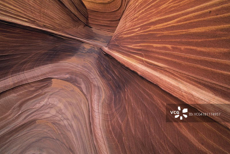 砂岩地层中的条纹和凹槽图片素材