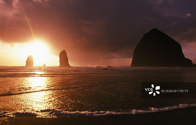 Cannon Beach干草堆岩的日落图片素材