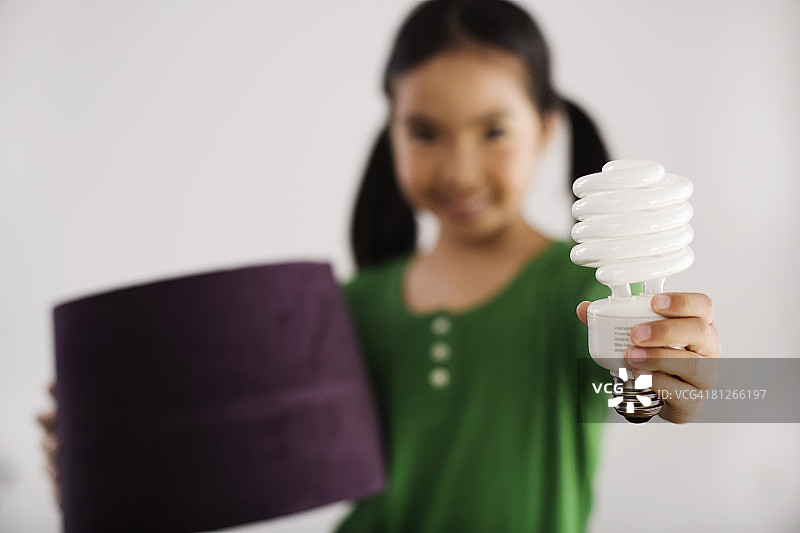 女孩拿着带有CFB的灯图片素材