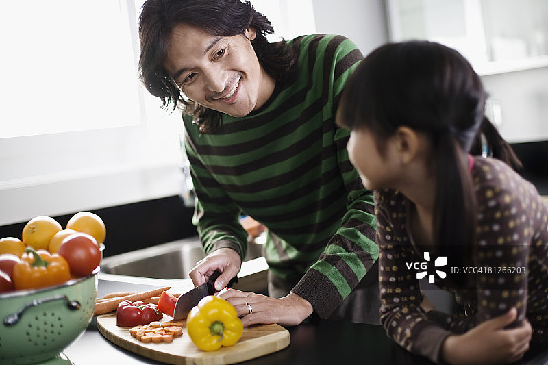 父女一起切菜图片素材