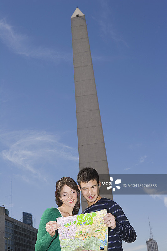 情侣在方尖碑前看地图图片素材