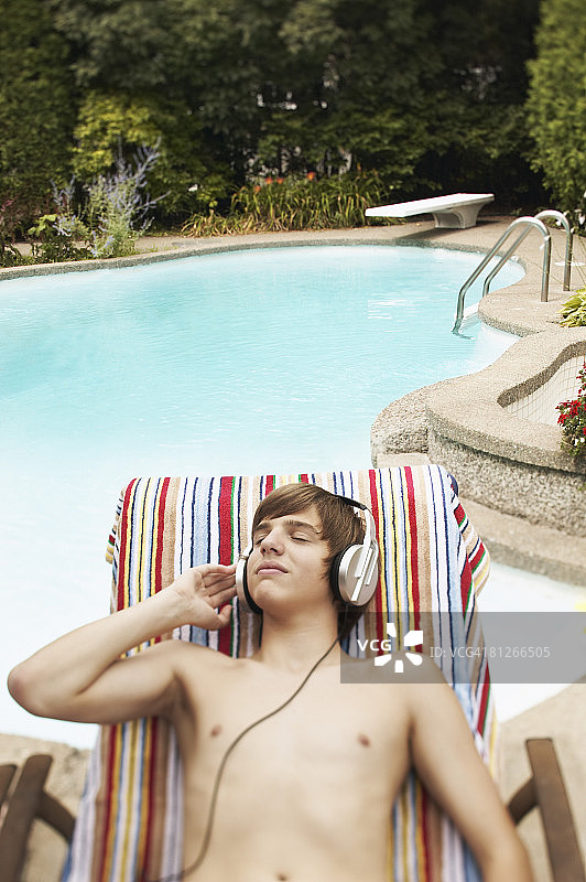 戴耳机的青少年男孩图片素材