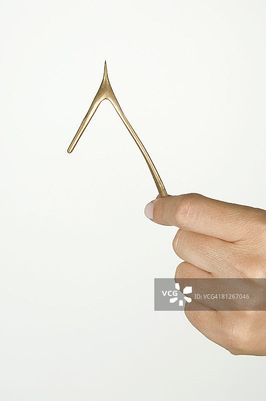 手持幸运骨图片素材