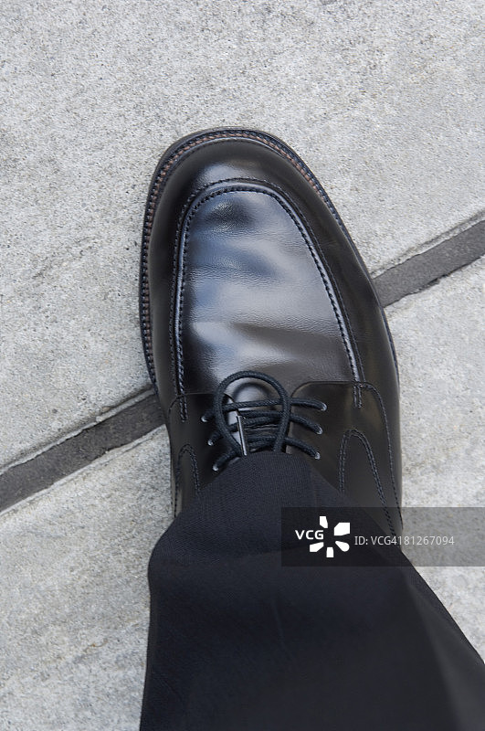 男人的脚踩在裂缝上图片素材