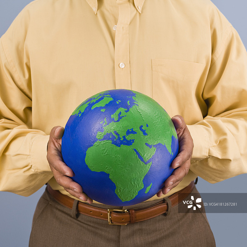 男人手持地球仪图片素材