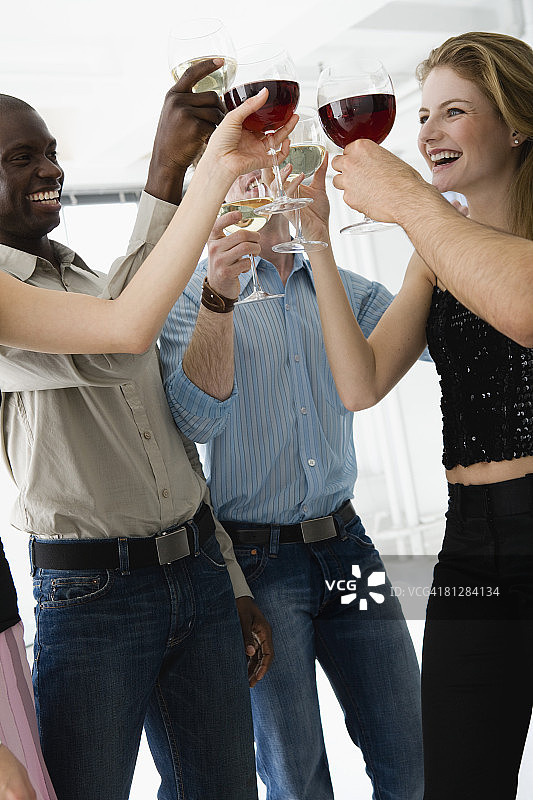 朋友们举杯葡萄酒图片素材