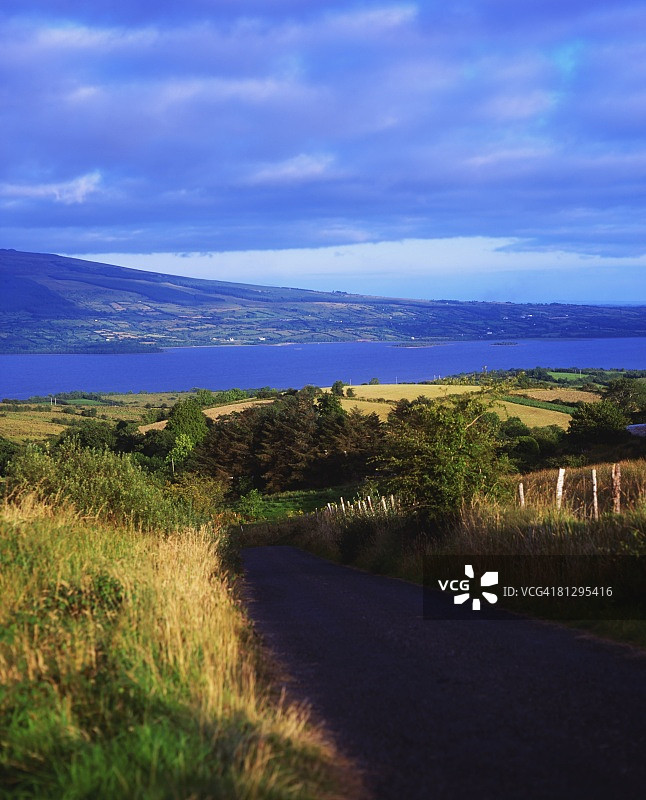 从爱尔兰罗斯康芒郡眺望莱特里姆郡和艾伦湖图片素材