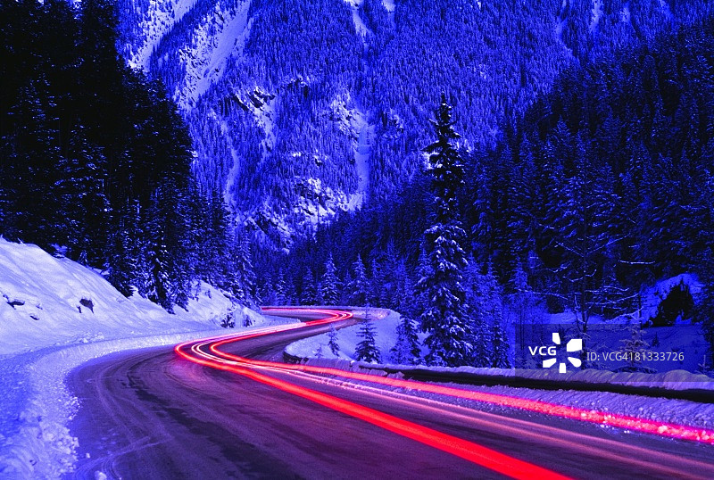 蜿蜒的道路穿过加拿大艾伯塔省班夫国家公园的群山图片素材