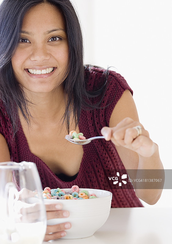 吃麦片的太平洋岛民妇女图片素材